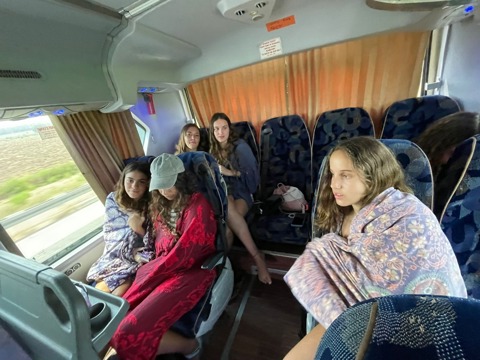בנות 15 נדחקו לחלק האחורי של אוטובוס