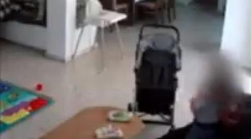 מטפלת הנאשמת בהתעללות התלוננה שהותקפה מחוץ לביהמ"ש