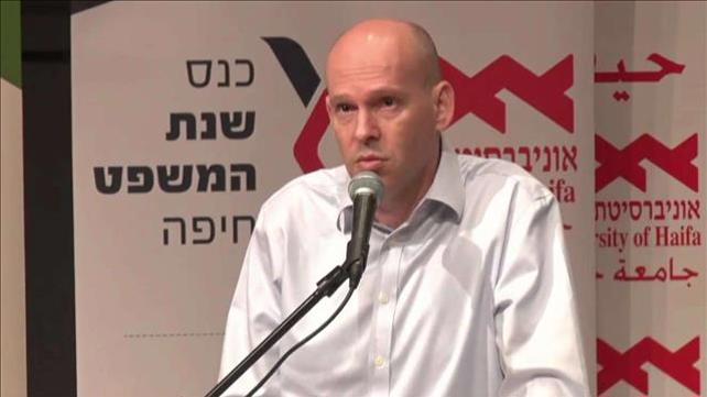 תמר אלמוג//הבעיה של הפרקליטות