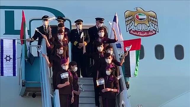 הטיסה המסחרית הראשונה מאבו דאבי לנתב"ג: צוות הטייסים והדיילות עם דגלי ישראל, 19.10.20
