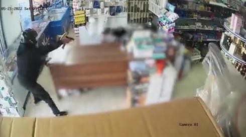 נכנס בריצה לקיוסק ויורה מטווח אפס: תיעוד ניסיון רצח בנצרת