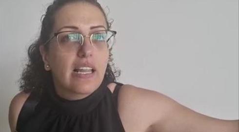 האם צעקה על הגננות שהתעללו בבנה: "למה נתת לו בעיטה בראש?"
