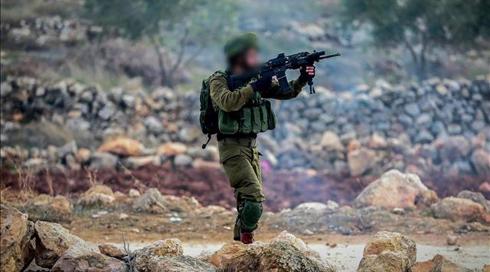 פרסום ראשון: לוחם ירה בפנסי רחוב בכפר פלסטיני - והודח