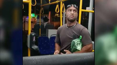 שוב אלימות באוטובוס: העיר לנוסע שהניח רגליו על המושב - והותקף