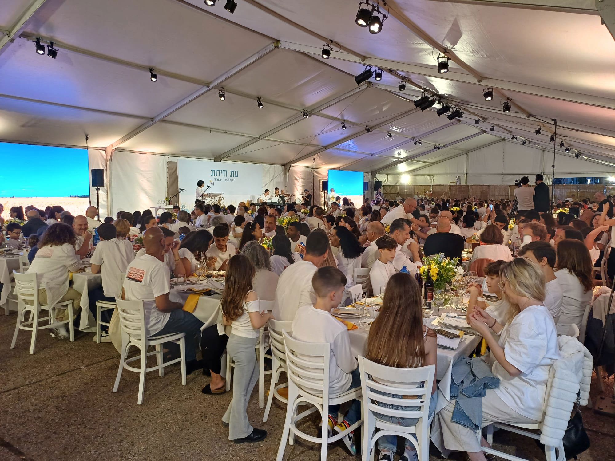 חברי קיבוץ בארי בליל הסדר בכיכר החטופים בתל אביב