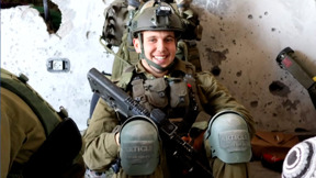ארי שפיץ, לוחם שאביד את רגליו וידו בעזה, ידליק משואה ביום העצמאות