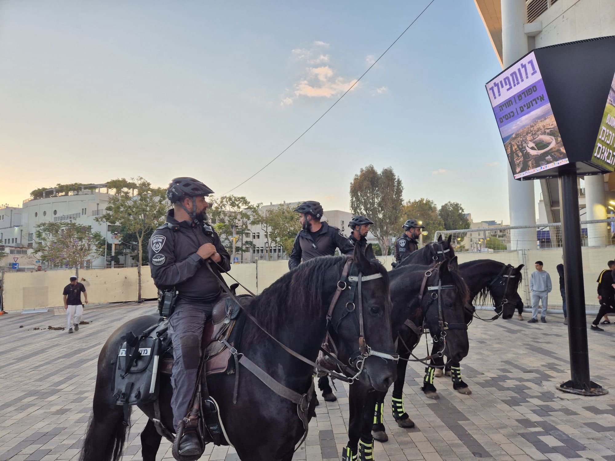 פרשי משטרה מחוץ לאיטצדיון בלומפילד טרם המשחק בין הפועל תל אביב לבית"ר ירושלים, 06.05.26