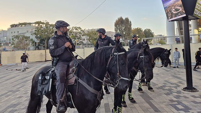 פרשי משטרה מחוץ לאיטצדיון בלומפילד טרם המשחק בין הפועל תל אביב לבית"ר ירושלים, 06.05.26