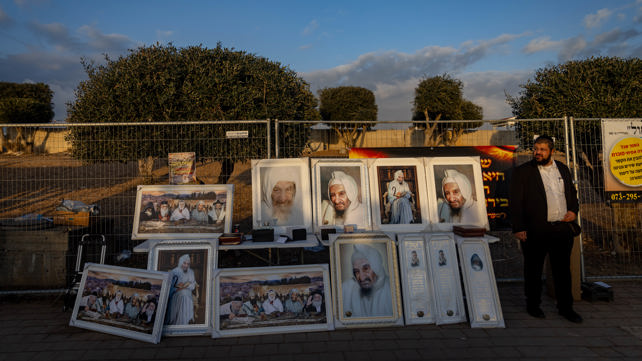 איש עומד ומוכר תמונות ממוסגרות של הבאבא סאלי