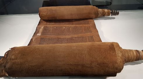בן 400 שנה: ספר תורה נדיר הוצג ביריד ספרים בסעודיה