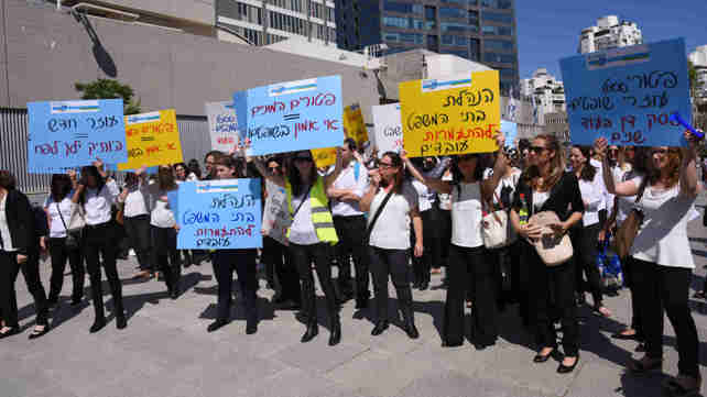 ההפגנה של העוזרות המשפטיות ביום שלישי האחרון