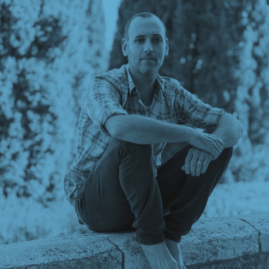 תום הדני נווה: ״אבא מחזיק תינוק״