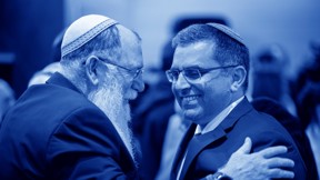 השר אופיר סופר בטקס החלפת שרים במשרד הקליטה מחבק את השר היוצא