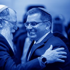 השר אופיר סופר בטקס החלפת שרים במשרד הקליטה מחבק את השר היוצא