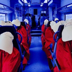 נשים באדום תמונה ריבועית (1)