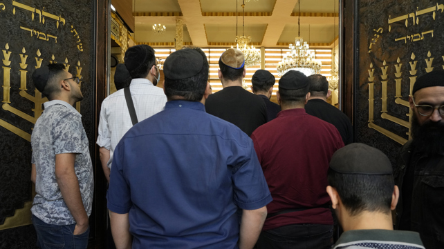 יהודים בבית כנסת באיראן, אוקטובר 2023