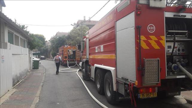 כבאיות בשריפה באור יהודה, יולי 2019
