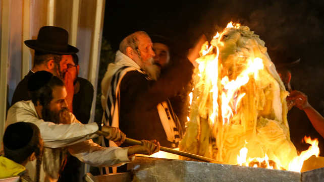 אליעזר ברלנד מדליק מדורה במירון