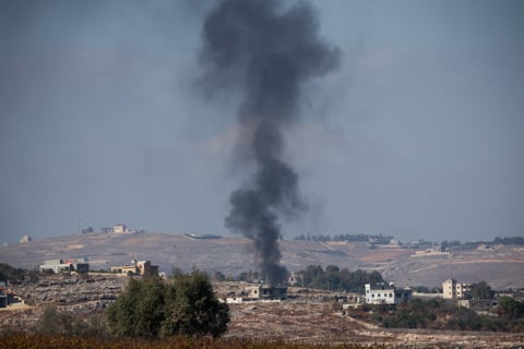 עשן עולה מכפר בדרום לבנון