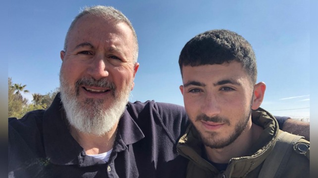 סמ"ר אורי גרינברג ואביו ירון