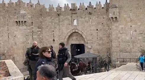 אישה שהניפה סכין לעבר כוחות מג"ב בשער שכם נעצרה