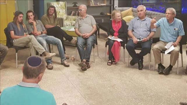 "בין הפטיש לסדן": כשאנשי שמאל נפגשו עם נוער גבעות