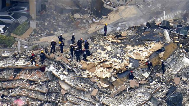 כוחות חילוץ בבניין שקרס במיאמי 25.06.21