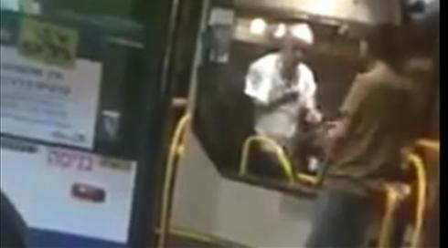 תיעוד: גבר מכה באכזריות נהג אוטובוס
