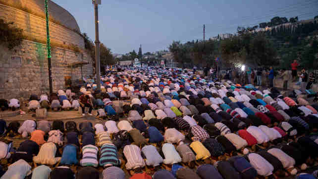 מתפללים מוסלמים ליד שער האריות בעיר העתיקה בירושלי