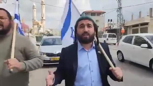 ח"כ צבי סוכות צועד עם דגל ישראל ב חווארה 26.3.23