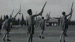 נערים מתכוננים ללחימה.