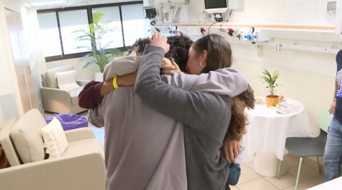 מוקפים במשפחות ובאהבה: קית', עופר וירדן התעוררו לבוקר ראשון בישראל