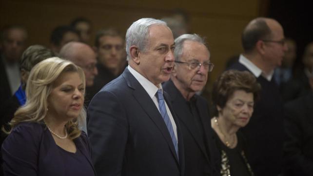 משה ארנס עם בנימין ושרה נתניהו ביום הולדת 90, 2015