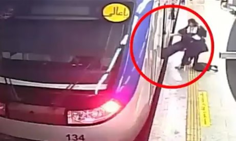 נערה נישאת מרכבת ע"י נערות אחרות במטרו ומונחת על הרציף