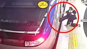 נערה נישאת מרכבת ע"י נערות אחרות במטרו ומונחת על הרציף