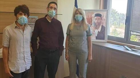 בלשכת המועמדת מטעם הקואליציה לוועדה לבחירת שופטים יש  תמונת הרב פינטו - שהורשע בשוחד