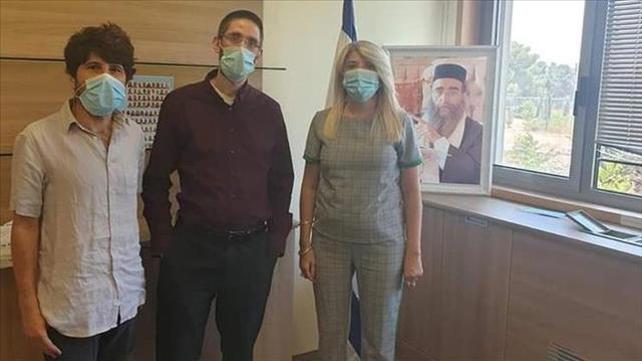 תמונה של הלשכה של אסנת מארק והתמונה של פינטו