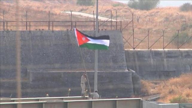 חיילים ירדנים מניפים את דגל ירדן באי השלום 10.11.2019