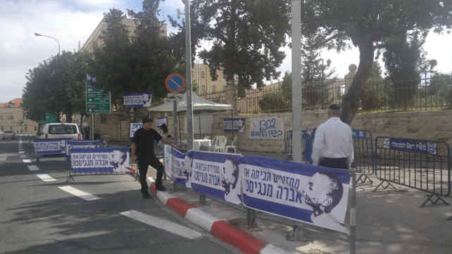 מאהל המחאה של משפחת מנגיסטו מול בית ראש הממשלה ביר