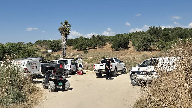 הזירה שבה נמצא הרכב ובו בני הזוג שנורו למוות 
