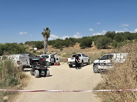 הזירה שבה נמצא הרכב ובו בני הזוג שנורו למוות 