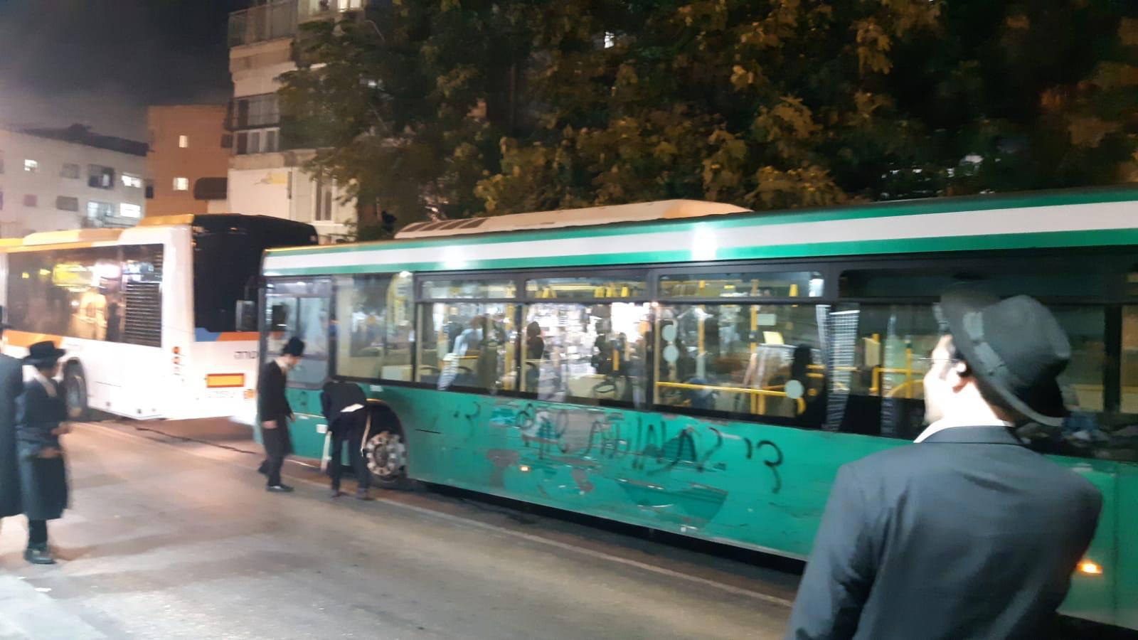 חרדים ריססו כתובות על אוטובוס בירושלים