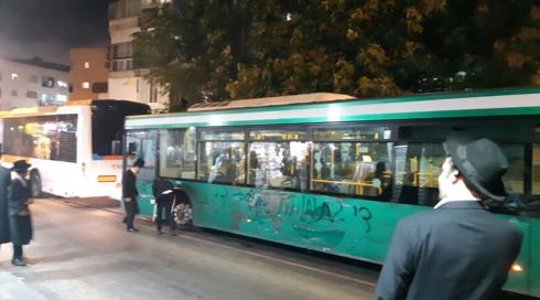 במחאה על תמונות נשים: חרדים השחיתו אוטובוסים בירושלים