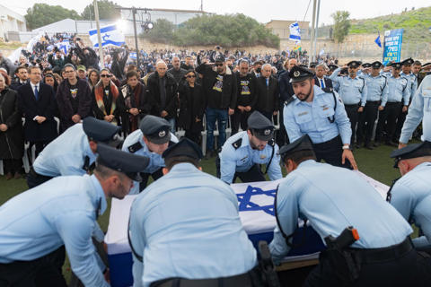 שוטרים בהלווייתו של רס