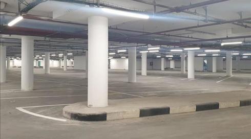 המכרז המשטרתי, החניון הלא חוקי והפלישה לשטח הציבורי
