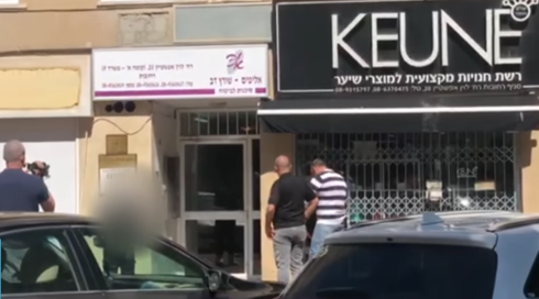 תיעוד: החשודה ברצח חברתה ברחובות משחזרת את המעשה (1)