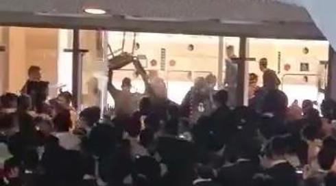 תיעוד: מאבטחים הותקפו באירוע הדלקת נרות בבנייני האומה