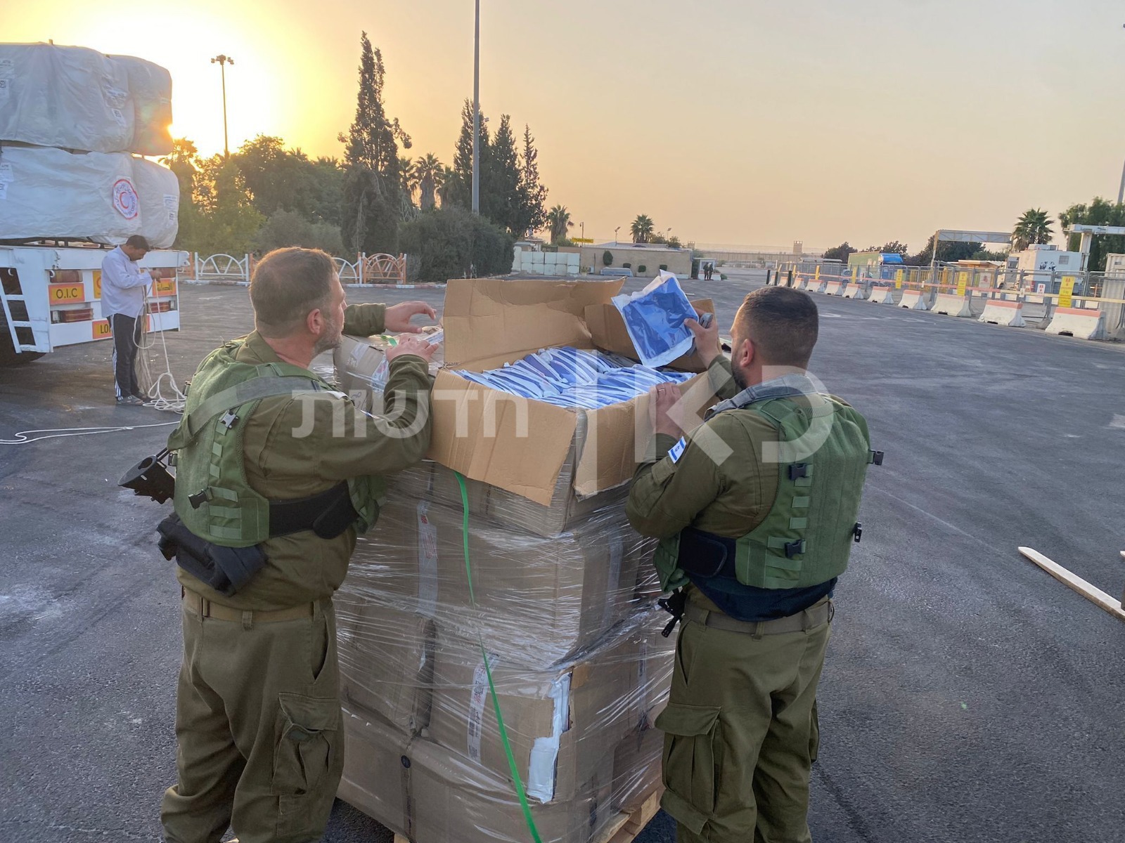 קציני צה"ל בודקים את המשאיות במעבר רפיח