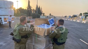 קציני צה"ל בודקים את המשאיות במעבר רפיח