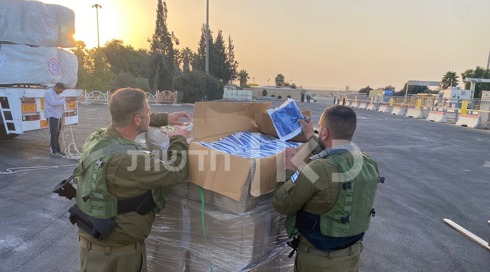 תיעוד: קציני צה"ל בודקים את המשאיות לפני הכניסה לעזה